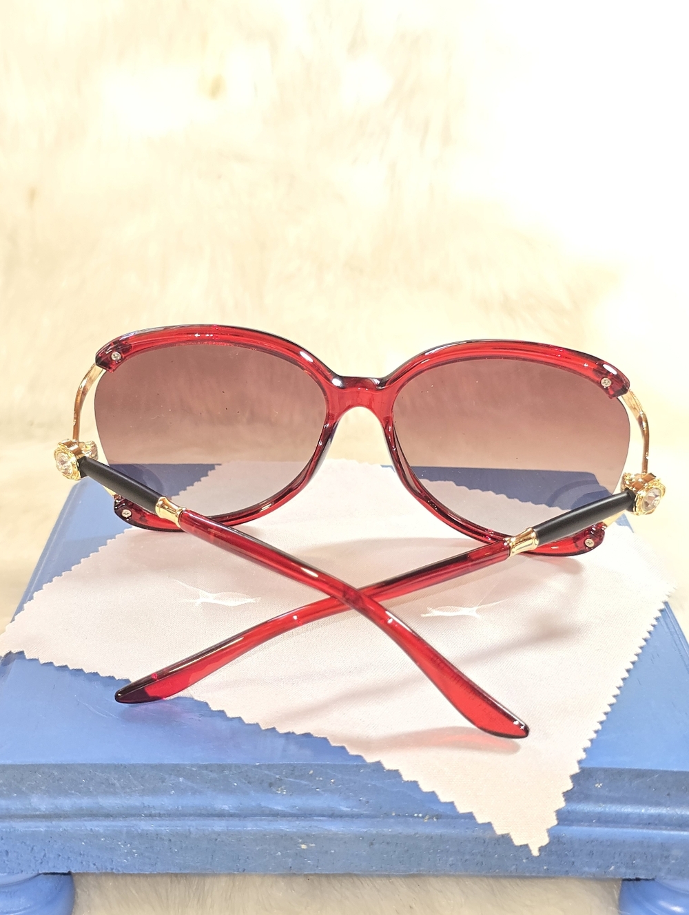 Red Oversized Women's Sunglasses - Fashionable UV Shades - Picture 2 of 5